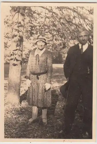 (F21846) Orig. Foto Personen im Freien, Spaziergang 1920er