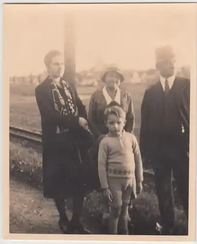 (F21845) Orig. Foto Personen im Freien, Schmalspurgleis 1920er