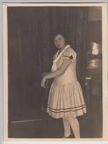 (F21844) Orig. Foto junge Frau Betty in der Wohnung 1927