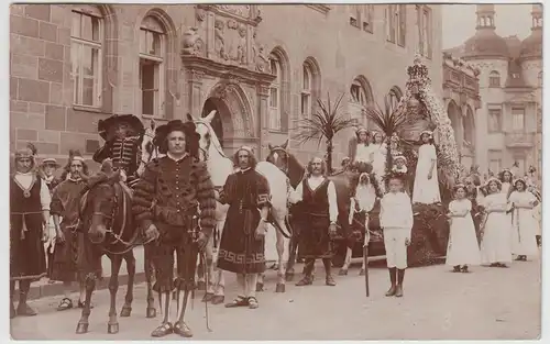 (F21809) Orig. Foto Personen in Verkleidung, Festumzug Schlosshof 1920er