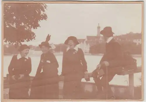 (F21803) Orig. Foto Personen auf Geländer, Spaziergang in Landsberg 1910er