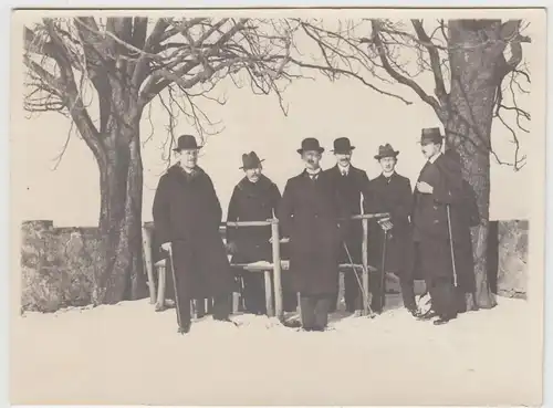 (F21802) Orig. Foto Herren an einem Aussichtspunkt im Freien 1910er