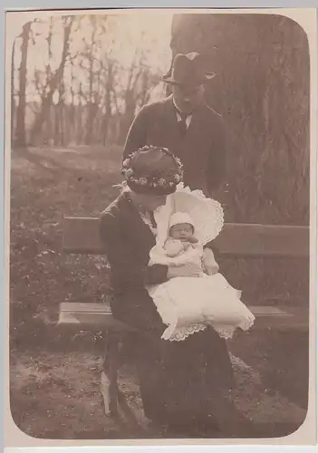 (F21801) Orig. Foto Familie mit Kleinkind auf einer Parkbank 1910er