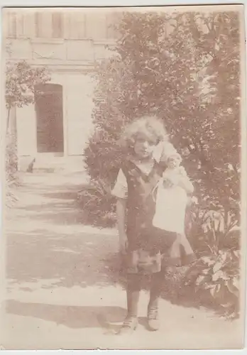 (F21784) Orig. Foto Mädchen Betty mit Puppe am Haus 1910er