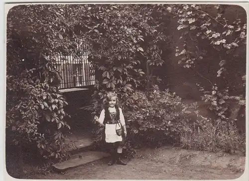 (F21778) Orig. Foto Mädchen Betty steht im Freien 1913
