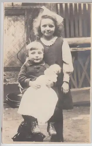 (F21777) Orig. Foto Kinder Edmund u. Betty mit Puppe im Freien 1919