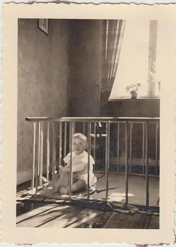 (F21765) Orig. Foto Kleinkind sitzt im Laufgitter 1930er