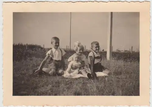 (F21762) Orig. Foto Kinder sitzen auf Wiese in Wesendorf 1939