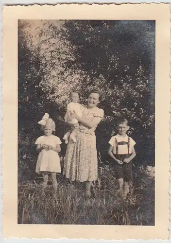 (F21761) Orig. Foto Personen mit Kindern im Freien 1939