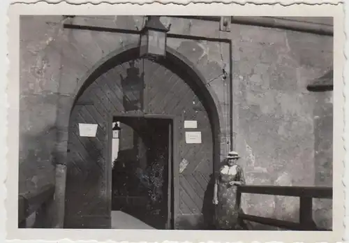 (F21758) Orig. Foto Bamberg, Frau am Tor der Altenburg 1939