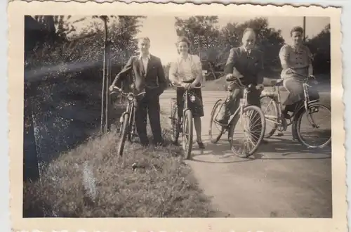 (F21742) Orig. Foto Personen unterwegs mit dem Fahrrad 1945