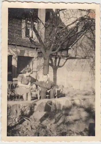 (F21739) Orig. Foto Personen im Garten, Haus (Kreuzloh 19) 1943