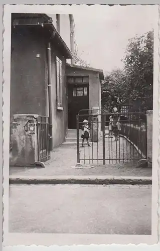 (F21736) Orig. Foto Kinder am Eingang Wohnhaus >Kreuzloh 19< 1943