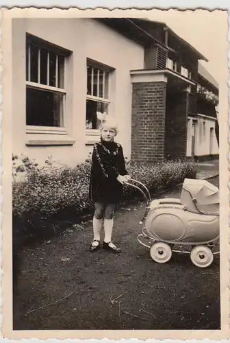 (F21734) Orig. Foto Mädchen mit Puppenwagen am Haus 1943