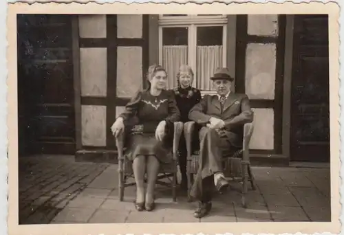 (F21731) Orig. Foto Personen sitzen am Fachwerkhaus 1942