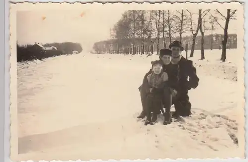 (F21732) Orig. Foto Familie mit Schlitten auf zugefrorenem Fluss 1942