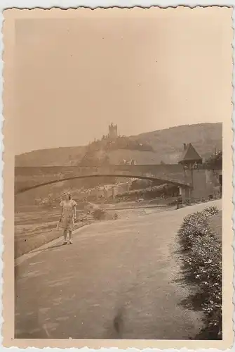 (F21728) Orig. Foto Cochem, Frau am Ufer bei der Moselbrücke 1941