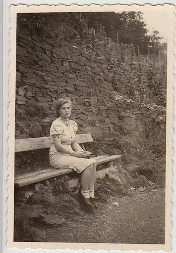 (F21727) Orig. Foto Cochem, Frau sitzt auf einer Bank an alter Mauer 1941