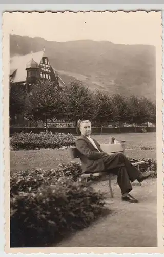 (F21726) Orig. Foto Cochem, Herr sitzt a. Bank am Moselufer 1941