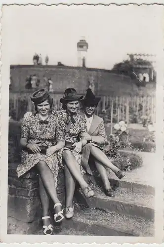 (F21723) Orig. Foto junge Damen m. Hüten auf Treppe im Freien 1941