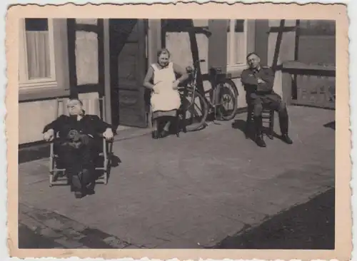 (F21722) Orig. Foto Personen sitzen vor dem Haus 1940