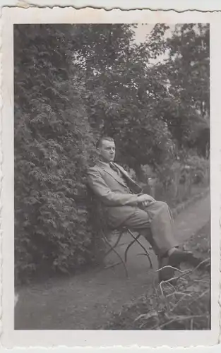 (F21720) Orig. Foto junger Mann sitzt im Garten 1940