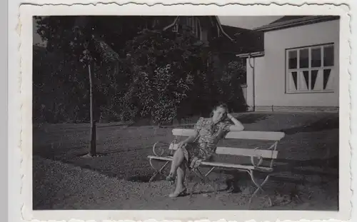 (F21717) Orig. Foto Bad Neuenahr, Frau auf einer Bank 1939