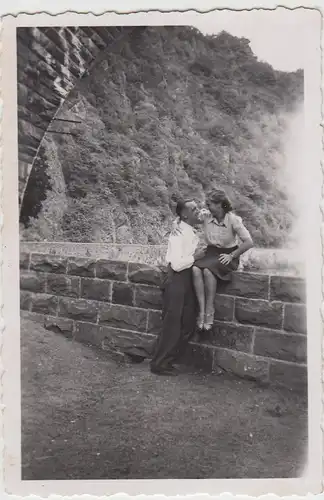 (F21716) Orig. Foto Altenahr, Paar an einem der Tunnel 1939