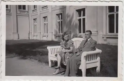 (F21711) Orig. Foto Bad Neuenahr, Paar auf Bank im Kurgarten 1939