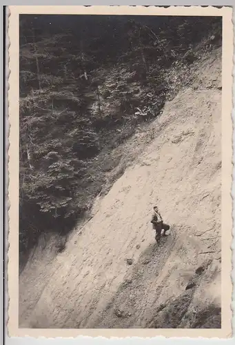 (F21704) Orig. Foto Bad Rippoldsau, Mann klettert beim Burgbachwasserfall 1939