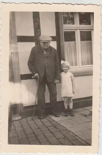 (F21700) Orig. Foto Kind Margot mit Opa am Haus 1939