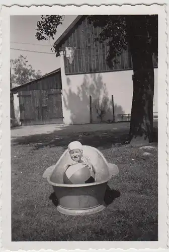 (F21699) Orig. Foto Mädchen m. Badekappe u. Ball in Zinkwanne 1939