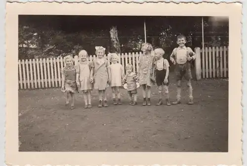 (F21694) Orig. Foto Kinder aufgestellt im Freien 1939