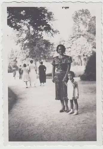 (F21672) Orig. Foto Frau und kleines Mädchen in einem Park 1937