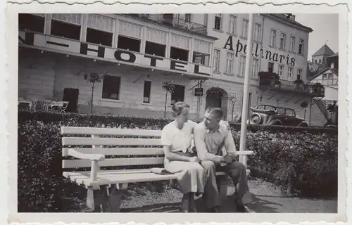 (F21667) Orig. Foto Remagen, Paar a. Bank a. Rheinpromenade 1937