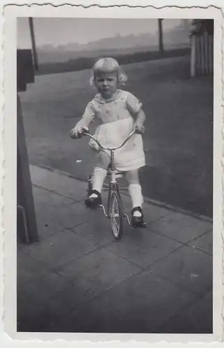 (F21664) Orig. Foto kleines Mädchen auf Dreirad 1937