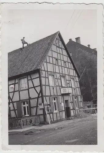 (F21647) Orig. Foto Deininghausen, Mann auf dach vom Gasthof Landhaus 1935