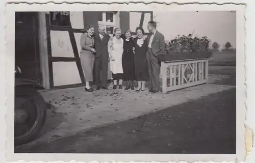 (F21643) Orig. Foto Personen an einem Fachwerkhaus 1935