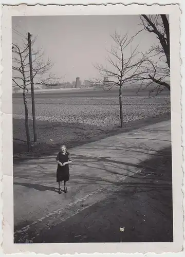 (F21642) Orig. Foto Frau auf Straße, Türme (Zeche, Brennerei?) 1935