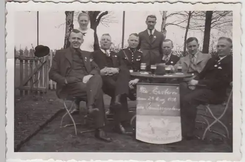 (F21641) Foto Männer i. Gartenlokal d. Kaninchenzuchtvereins >Gut Zucht< 1936