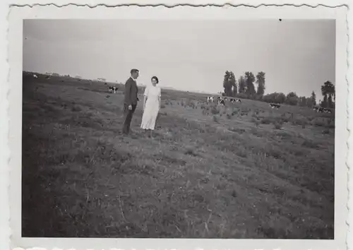 (F21636) Orig. Foto Herr u. Frau a. Kuhweide bei Pfalzdorf 1934