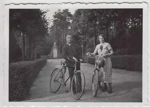 (F21635) Orig. Foto Pfalzdorf, Personen mit Fahrrad in einem Park o.ä. 1934