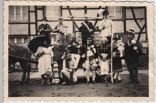 (F21630) Orig. Foto Männer in lustiger Verkleidung, Umzugswagen Karneval 1935