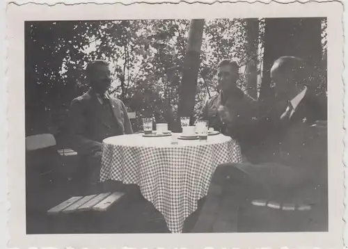 (F21626) Orig. Foto Männer sitzen im Gartenlokal 1934