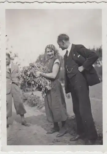(F21623) Orig. Foto Männer besuchen Bäuerin auf dem Feld 1934