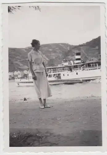 (F21619) Orig. Foto St. Goar, Frau am Ufer vor Dampfer 1934
