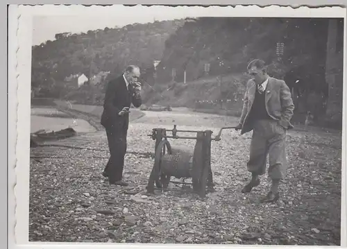 (F21616) Orig. Foto St. Goar, Herren kurbeln an einer Seiltrommel am Ufer 1934