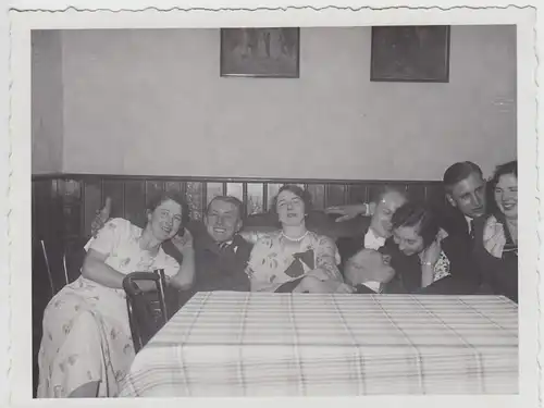 (F21609) Orig. Foto Personen in lustiger Runde am Tisch 1934