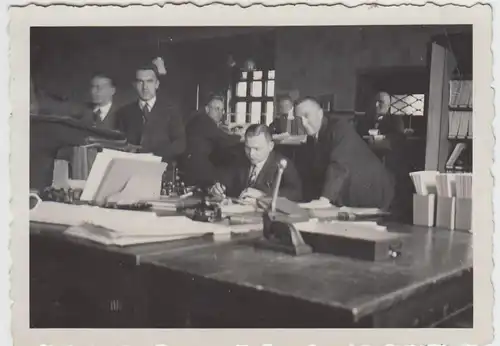 (F21602) Orig. Foto Männer in einem Büro, Amt o.ä. 1934