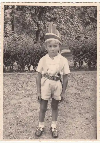 (F21583) Orig. Foto Junge Gottfried m. Indianerschmuck 1939